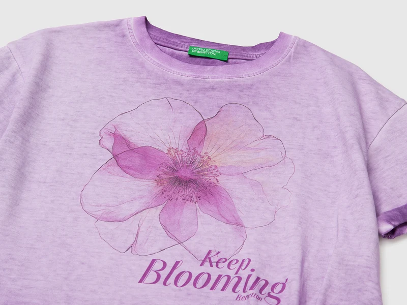 T-Shirt mit Aufdruck und Knoten