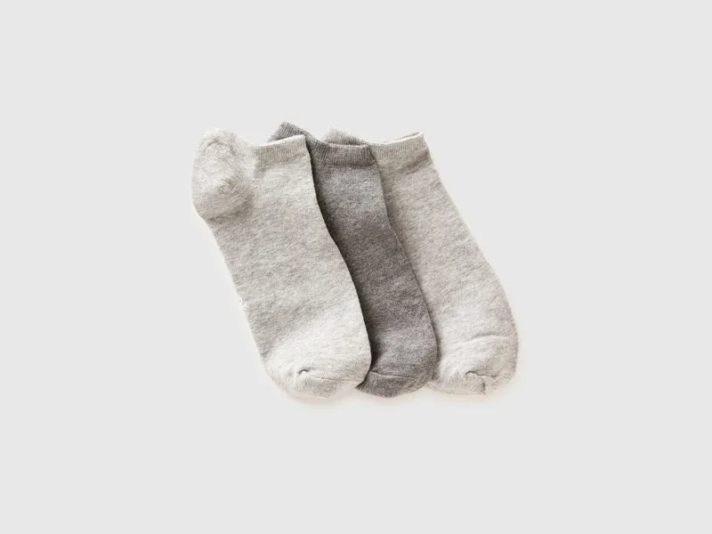 Drei Paar einfarbige kurze Socken