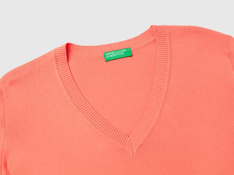 Pfirsichfarbener Trikot-Baumwollpullover mit V-Ausschnitt