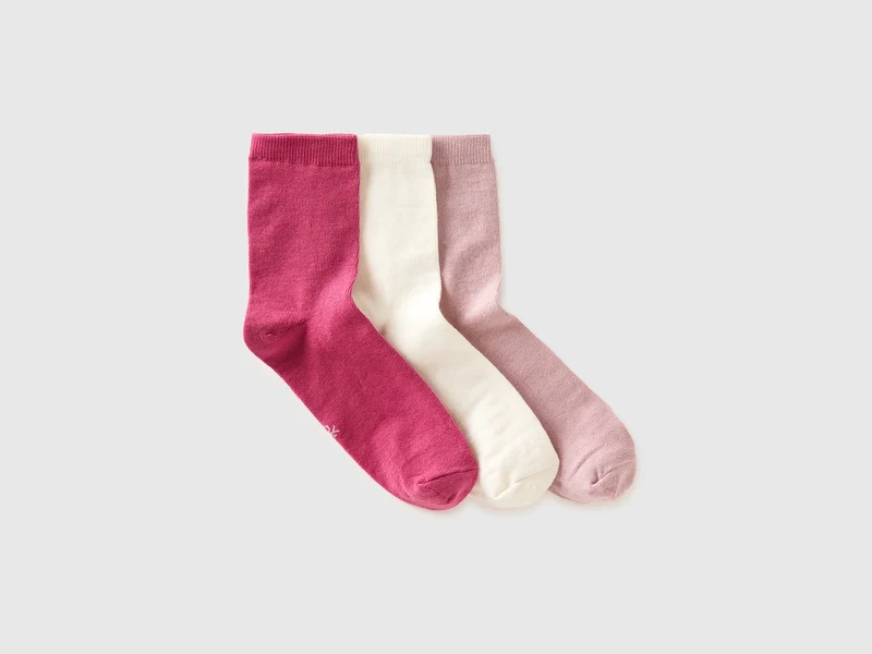 Drei Paar einfarbige Socken in mittlerer Größe
