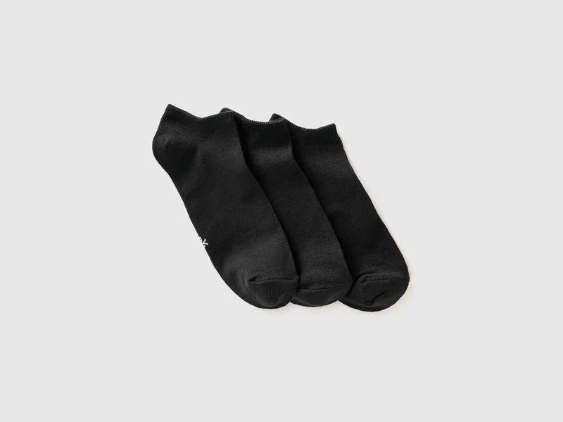 Drei Paar einfarbige kurze Socken