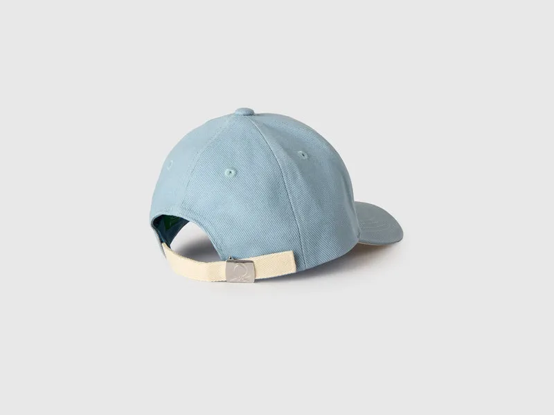 Hellblaue Baseballkappe mit Logostickerei