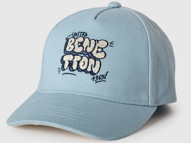 Hellblaue Baseballkappe mit Logostickerei