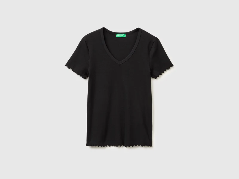 Geripptes T-Shirt mit V-Ausschnitt