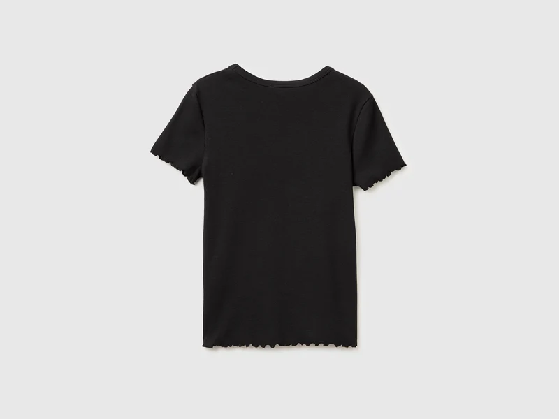 Geripptes T-Shirt mit V-Ausschnitt