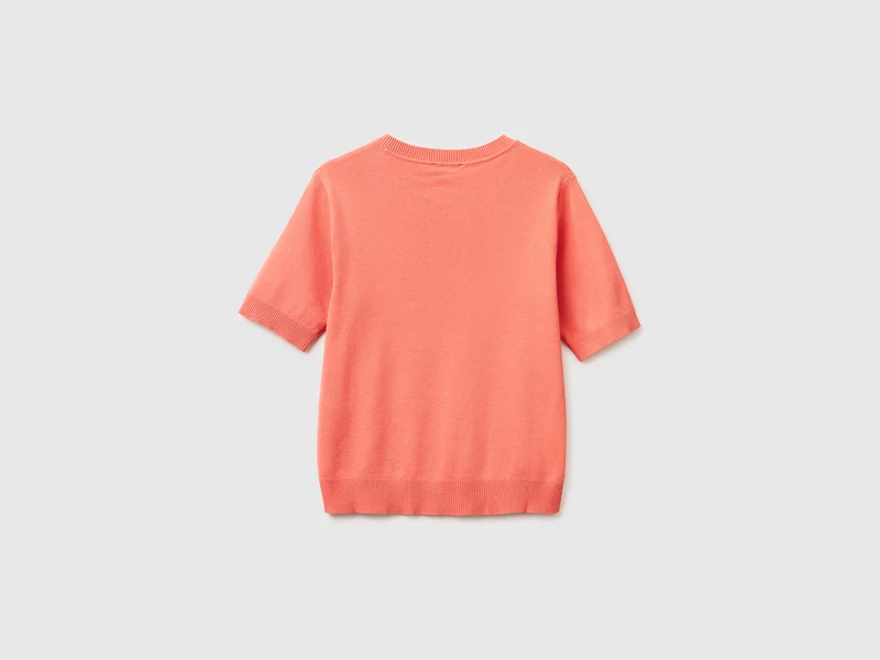 Pfirsichfarbener Pullover mit kurzen Ärmeln
