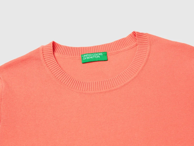 Pfirsichfarbener Pullover mit kurzen Ärmeln