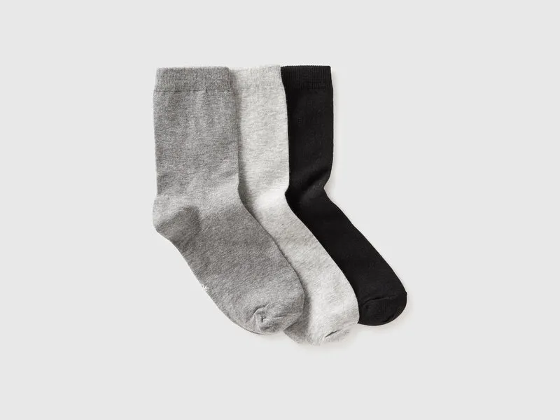 Drei Paar einfarbige Socken in mittlerer Größe