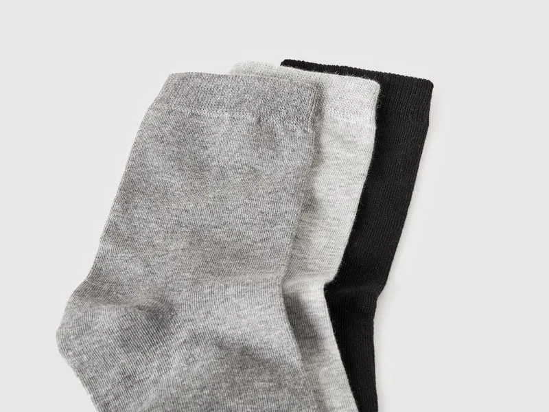 Drei Paar einfarbige Socken in mittlerer Größe
