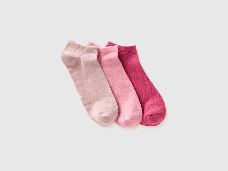Drei Paar einfarbige kurze Socken