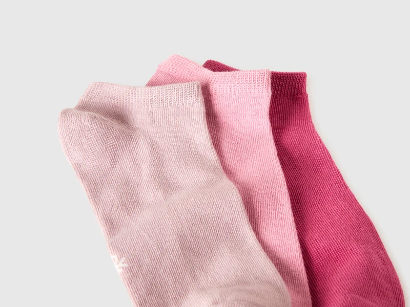 Drei Paar einfarbige kurze Socken