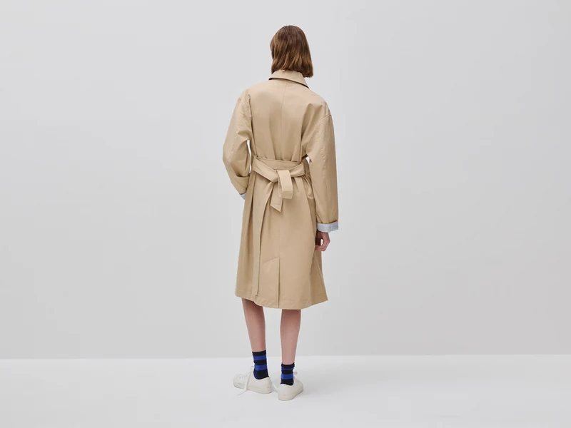 Langer Trenchcoat mit gestreiftem Futter