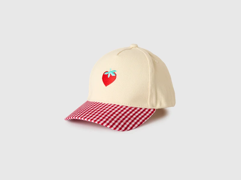 Baseballkappe mit Erdbeerstickerei