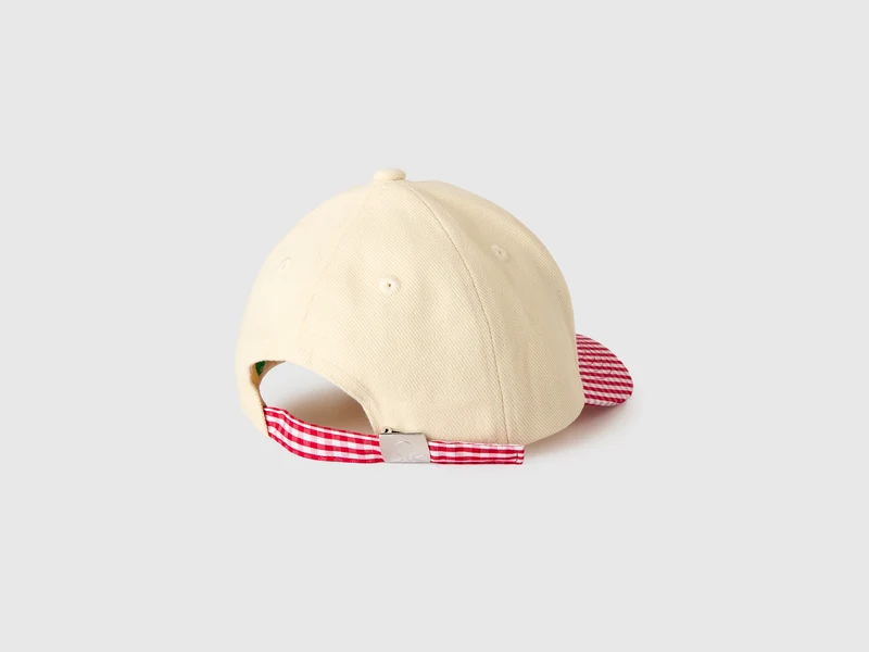 Baseballkappe mit Erdbeerstickerei
