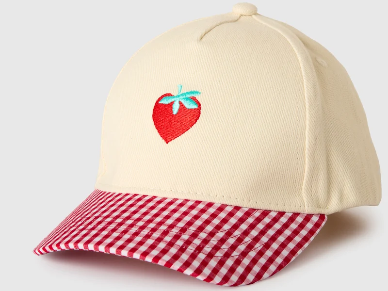 Baseballkappe mit Erdbeerstickerei