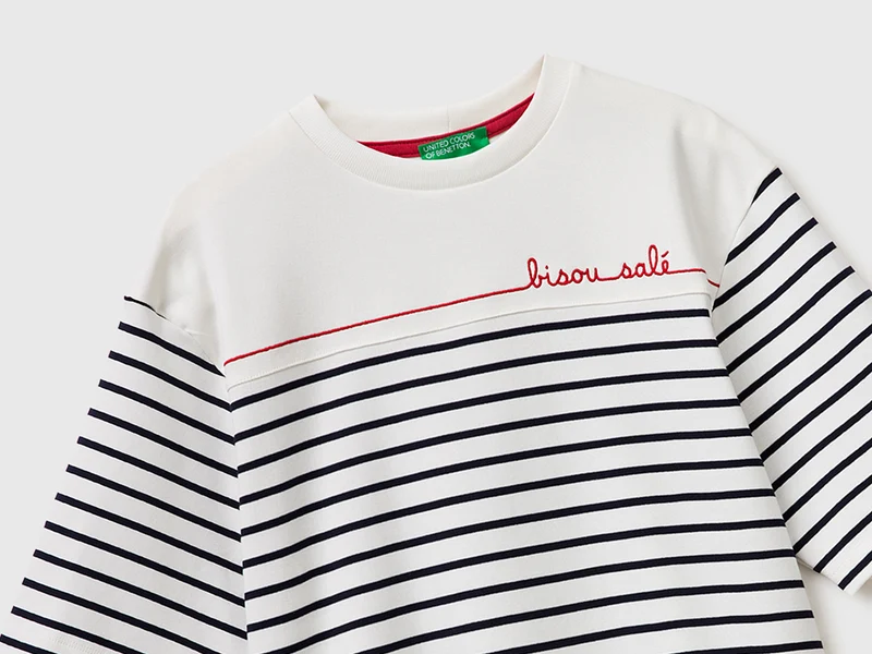 Gestreiftes Matrosen-T-Shirt mit Stickerei