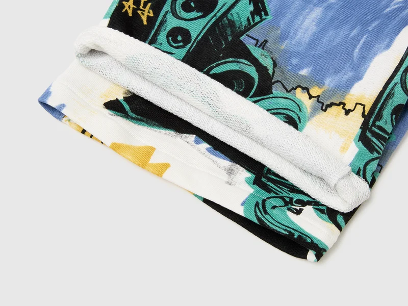 Übergroße Bermudashorts aus bedrucktem Fleece