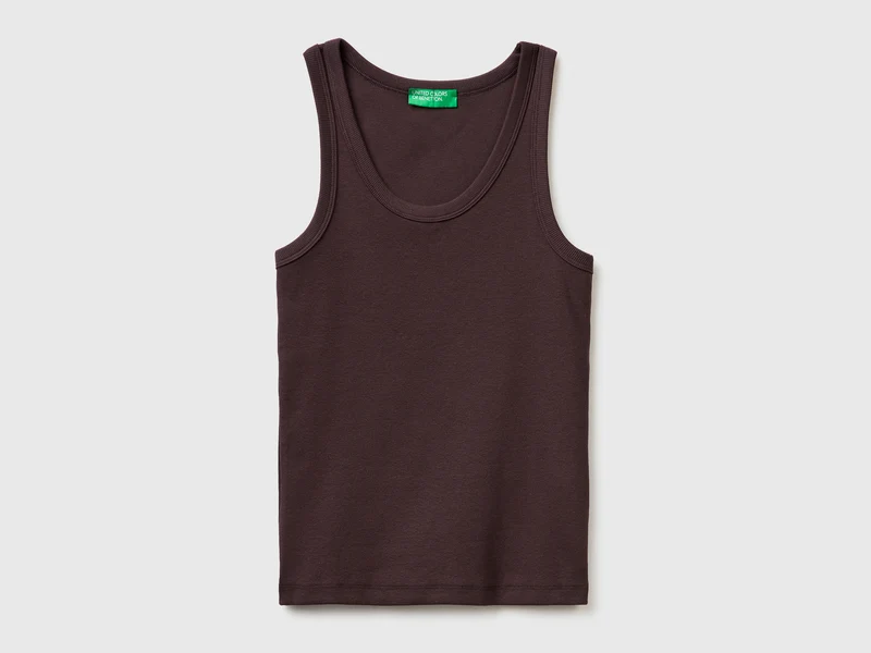 Geripptes Tanktop mit weitem Halsausschnitt