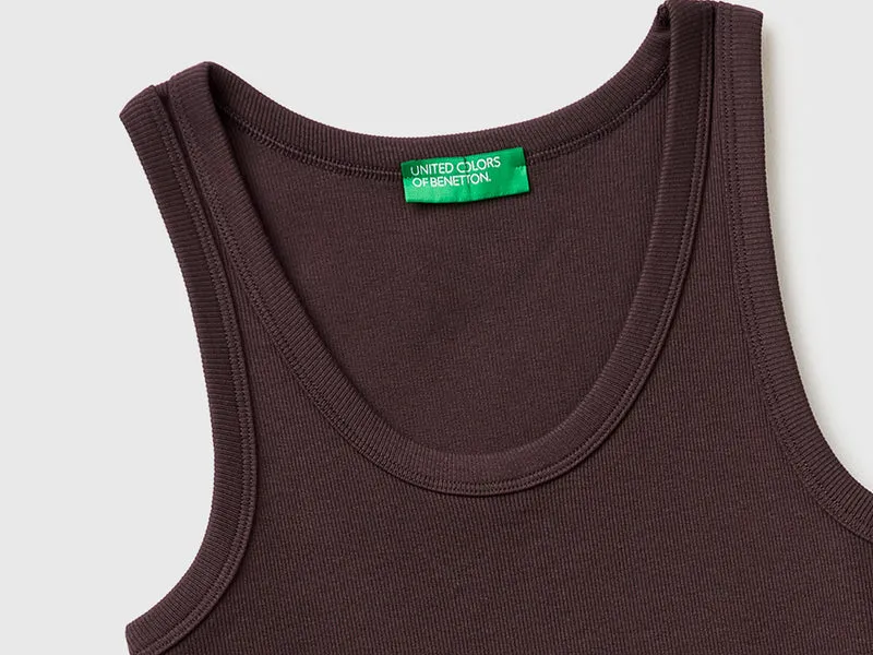 Geripptes Tanktop mit weitem Halsausschnitt