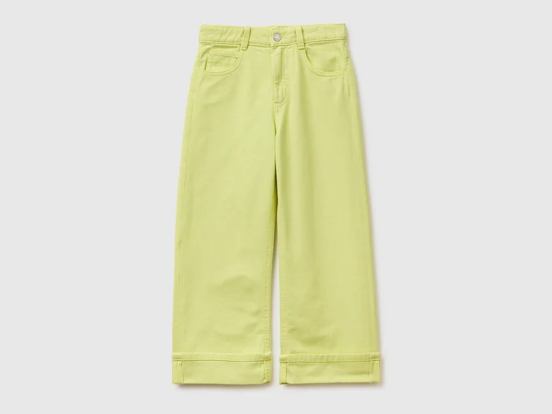 Weit geschnittene Hose mit Umschlägen