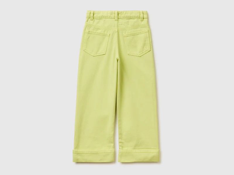Weit geschnittene Hose mit Umschlägen