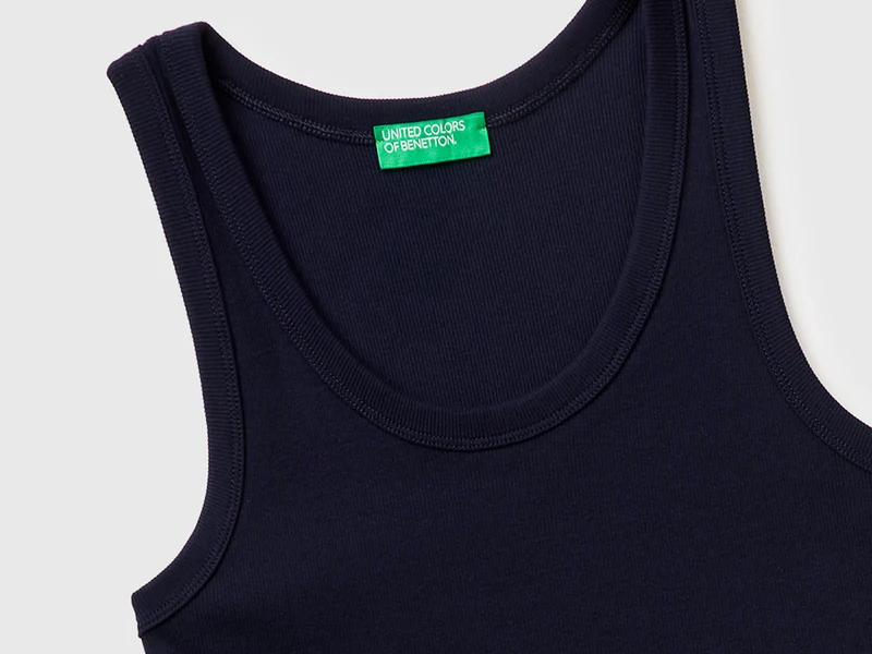 Geripptes Tanktop mit weitem Halsausschnitt