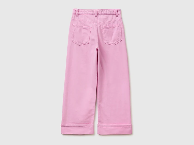 Weit geschnittene Hose mit Umschlägen