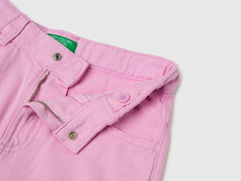 Weit geschnittene Hose mit Umschlägen