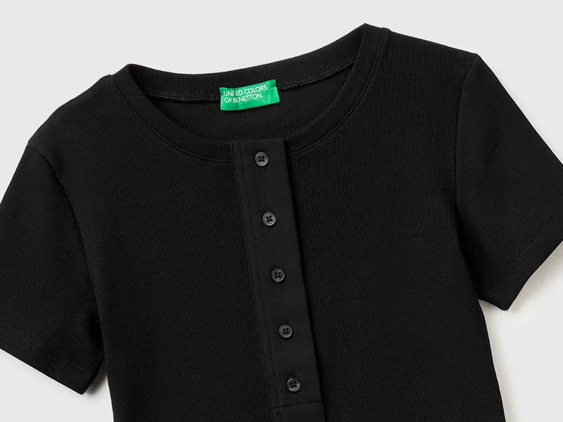 Geripptes Henley-T-Shirt