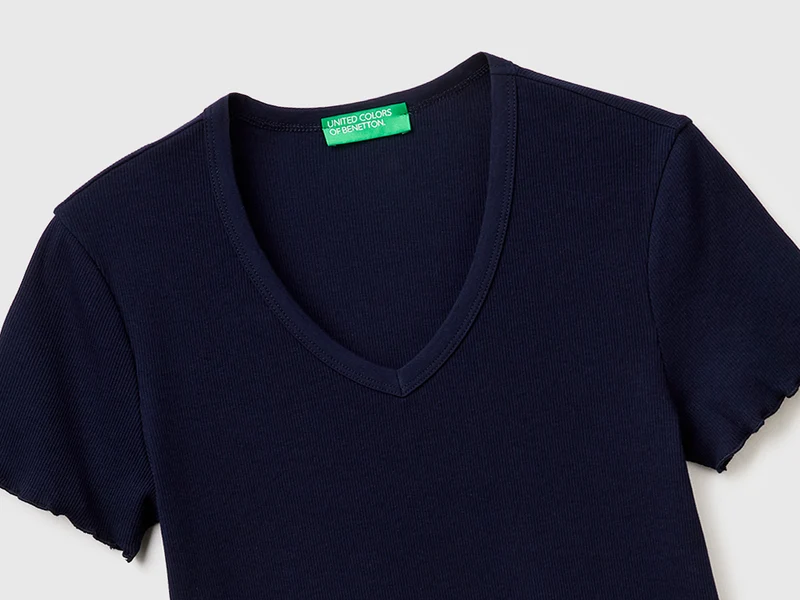 Geripptes T-Shirt mit V-Ausschnitt