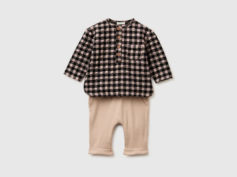 Set aus kariertem Hemd und Hose