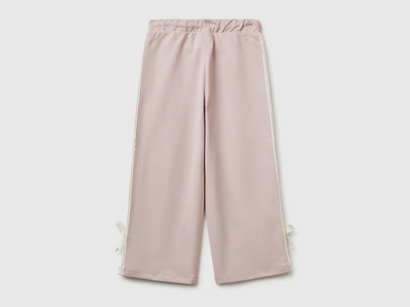 Hose mit Spitze und Schleifen