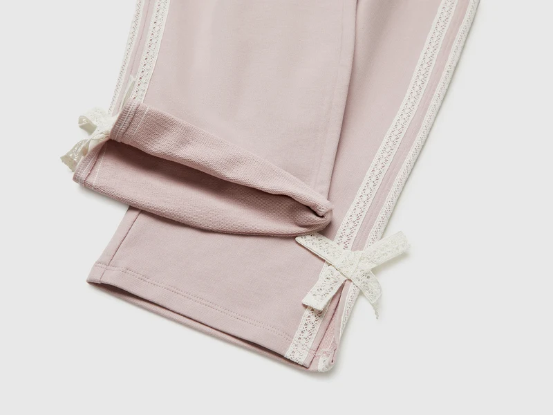 Hose mit Spitze und Schleifen