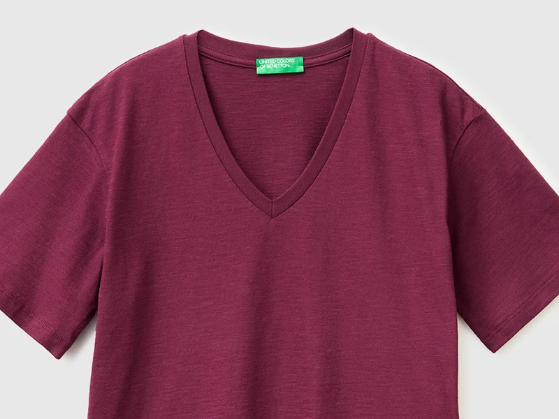 Leichtes Baumwoll-T-Shirt mit V-Ausschnitt