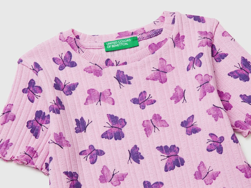 Geripptes bedrucktes T-Shirt