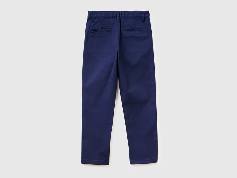 Schmal geschnittene Chinos aus Stretch-Baumwolle