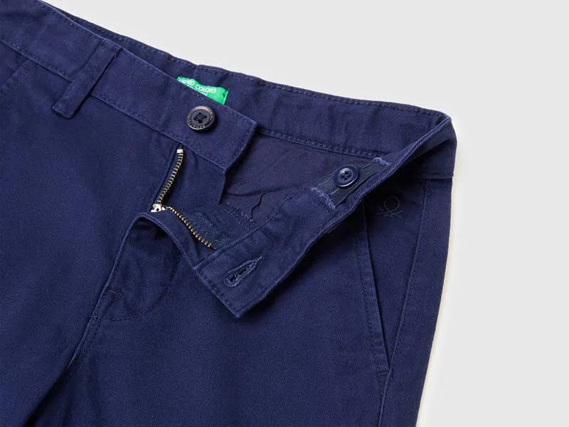 Schmal geschnittene Chinos aus Stretch-Baumwolle